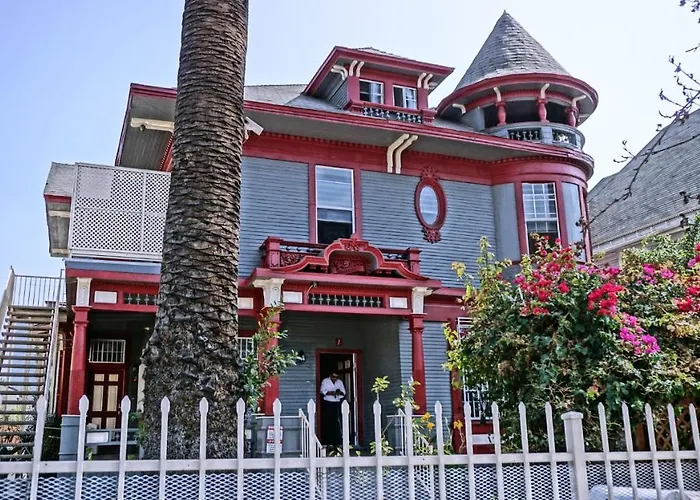 Red Guest House In Downtown