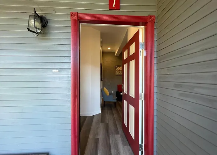 Red Guest House In Downtown